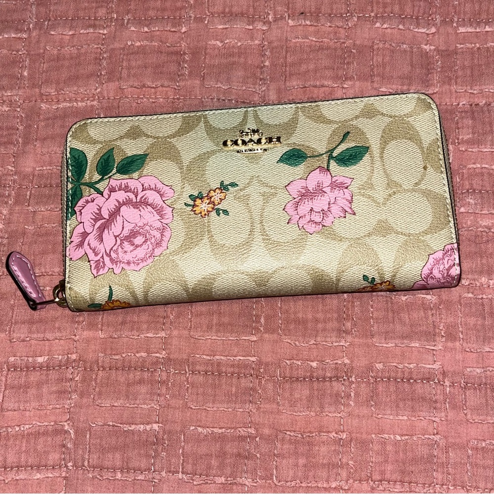 Coach Accordion zip Wallet. Pink roses. NWOT. Barely used amazing condition.